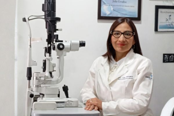 Judy Cevallos atendiendo en Óptica Colón